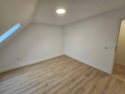 Bild 1 - 3 Zimmer Dachgeschoss Wohnung - 570,00&nbsp;EUR Kaltmiete, ca.&nbsp; 57,80&nbsp;m&sup2;&nbsp;Wohnfl&auml;che