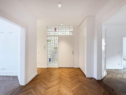 Eingangsbereich - Hochwertig sanierte 5-Zimmer-Altbauwohnung in zentraler Lage