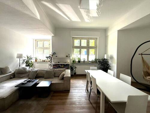 Wohnzimmer_ - Stilvolle 3-Zimmer-Erdgeschosswohnung mit kleinem Garten - Wohnen mit historischem Charme