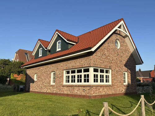 Ansicht v. Dorfstraße (Nordwest-Ansicht) - 4 Zimmer Mehrfamilienhaus, Wohnhaus in Baltrum