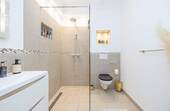 Separates WC mit Dusche - 