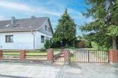 Außenansicht + Einfahrt - 4 Zimmer Doppelhaushälfte zum Kaufen in Pasewalk