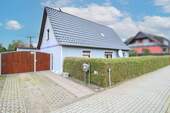 Außenansicht - Zuhause mit Garten, Garage und 2 Freistellplätzen in Feldrandlage