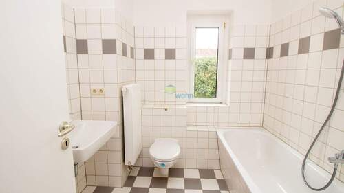 Tageslichtbad mit Badewanne und WaMa Anschluss - 