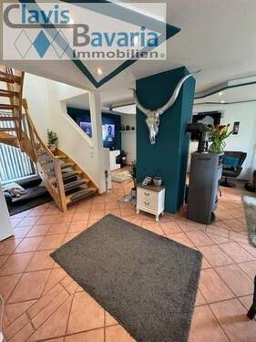 Eingangsbereich und Treppe zum OG - 