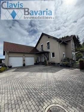 großzügiger Parkplatz vor dem Haus - 