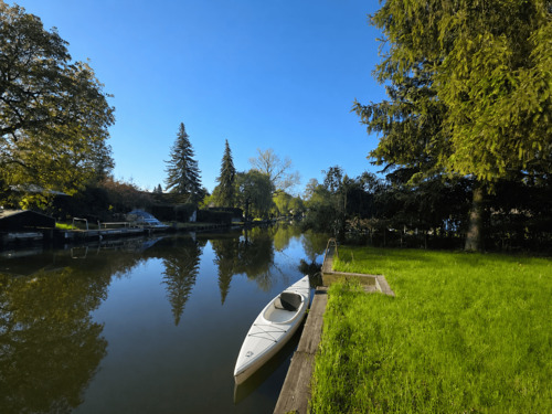Uferbereich KI - Direkt am Rhin: Haus im Altstadtkern mit Gäste-Bungalow und privater Uferfront
