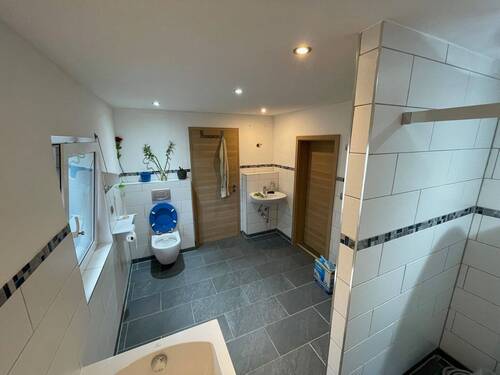 neues Bad mit Dusche und Badewanne - 