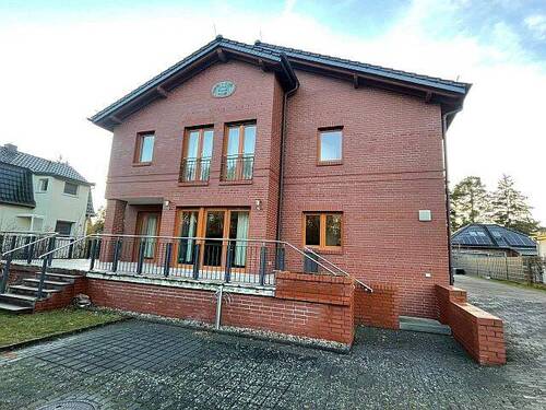 Hausansicht - 8 Zimmer Doppelhaushälfte in Oranienburg