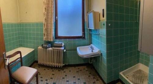 Bad mit Wanne und Dusche - 