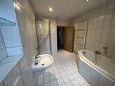Bad mit Wanne und Dusche - 