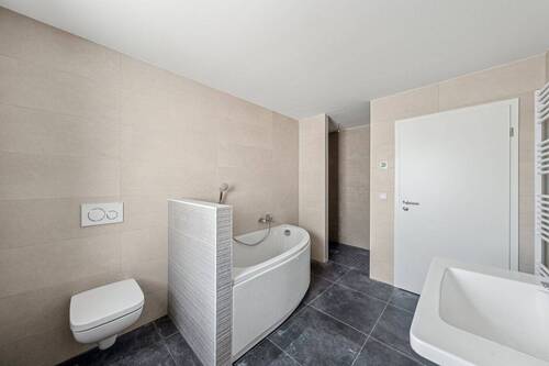 Badezimmer mit Dusche & Badewanne - 