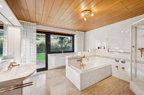 Modernisiertes Tageslichtbad mit Badewanne, Dusche und direkten Terrassen-Zugang - 