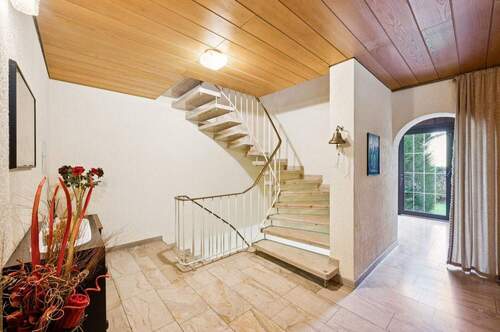 Zugang Marmortreppe , ins Obergeschoss - 