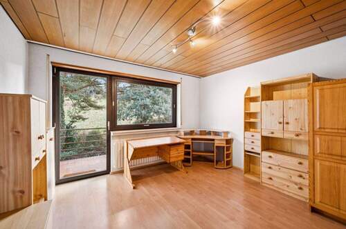 Raum Obergeschoss mit Balkon und Blick ins Grüne - 