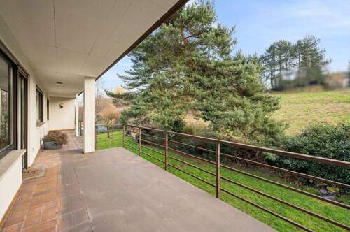 Weitläufiger, überdachter Balkon mit Blick ins Grüne - 