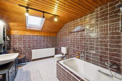 Großzügiges Badezimmer Dachgeschoss mit Wanne und Dusche - 