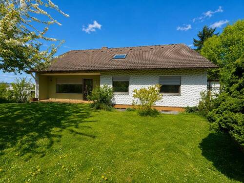 Bild 1 - Einfamilienhaus mit Einliegerwohnung, Garage, Carport und Garten