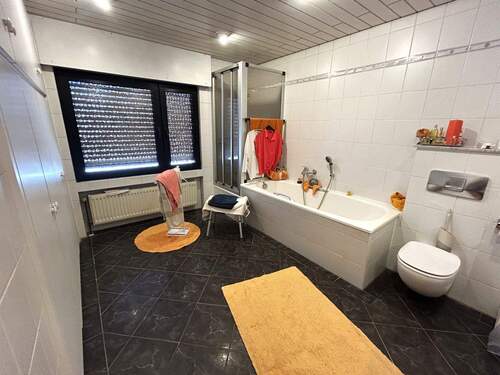 Badezimmer im Obergeschoss - 