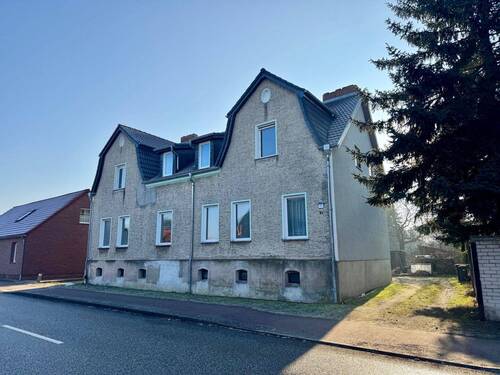 Hausansicht Strasse - Altbau mit 4 Wohnungen und Potential