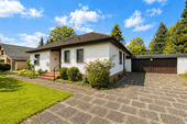 Einfahrt mit Doppelgarage - 