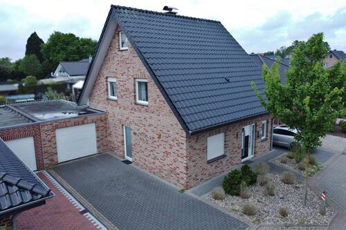 Straßenansicht links - 