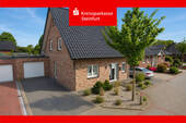 Straßenansicht mit Garage - Familienglück in jungem Wohngebiet - mit Kamin, überdachter Terrasse und zusätzlichem Spitzboden