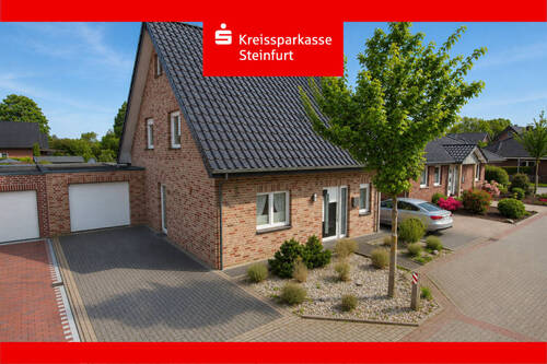 Straßenansicht mit Garage - Familienglück in jungem Wohngebiet - mit Kamin, überdachter Terrasse und zusätzlichem Spitzboden