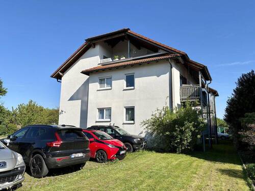 Hausansicht mit Stellplätzen - Mehrfamilienhaus, Wohnhaus in Achern