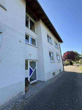 Sockel i. Ordn.,Anstrich nötig - 