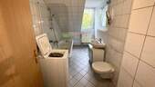 Tageslichtbad mit Badewanne + Waschmaschine - 2 Zimmer Etagenwohnung in Leipzig