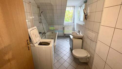 Tageslichtbad mit Badewanne + Waschmaschine - 2 Zimmer Etagenwohnung in Leipzig