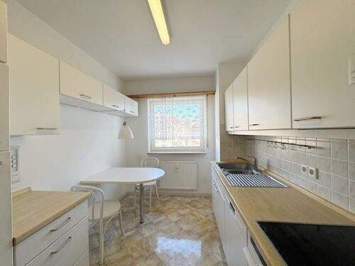 Küche mit Einbauküche und Sitzecke - 