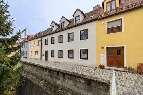 Hausansicht - Mehrfamilienhaus, Wohnhaus mit 211,00 m&sup2; in Freising zum Kaufen