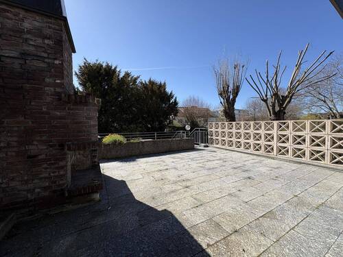Terrasse mit offenem Kamin und Zugang zum Garten - 5 Zimmer Doppelhaushälfte in Böblingen