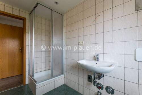 Badezimmer mit Dusche - Etagenwohnung mit 52,00 m&sup2; in Plauen zur Miete