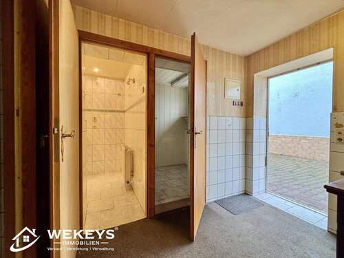 Sicht ins Bad und Abstellkammer - 