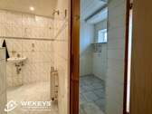 Sicht ins Bad und Abstellkammer - 