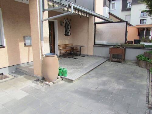 überdachter Freisitz und Hauseingang - 