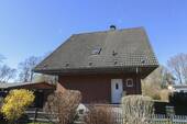 Hausansicht Eingangsbereich - Unikat : Einzigartiges Einfamilenhaus in ruhiger Lage - robust gebaut, großzügig gedacht