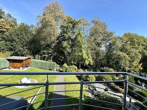 Blick vom Balkon in den Vorgarten - 