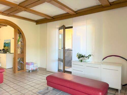 Wohnzimmer mit Zugang zum sonnigen Balkon - 5 Zimmer Etagenwohnung in Irrel