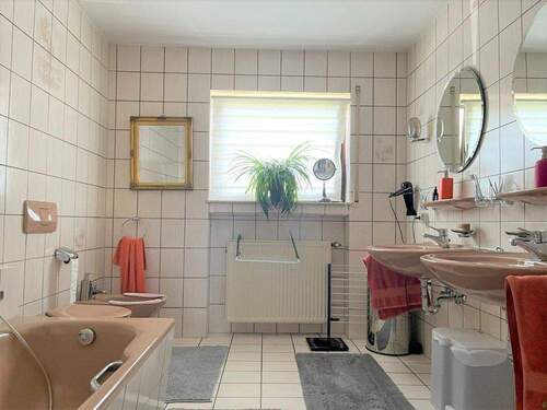 Bad inkl. Dusche und Wanne - 