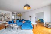 Wohnzimmer mit Blick ins Esszimmer - Ruhige 3-Zimmer-Wohnung mit großzügigem Balkon in Berlin-Mitte