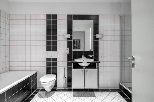 Bad mit Wanne und Dusche - 