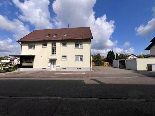 Außenansicht mit Garagen - 