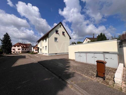 Außenansicht mit Garagen - 