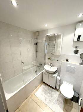 Badezimmer mit Badewanne und integr. Dusche - 