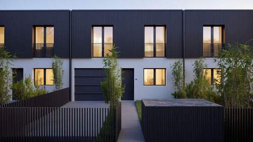 Straßenansicht Nacht - 6 Zimmer Reihenmittelhaus in München