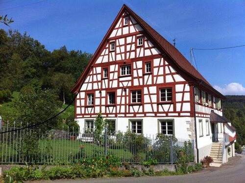 Daheim ankommen - 'Eine Liebe fürs Leben: Ihr besonderes Zuhause für Sie und Ihre Familie - am Tor zum Donautal, umgeben von sonniger, grüner Natur'.